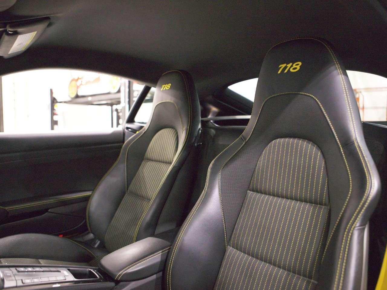 2020 Porsche 718 Cayman T Photo
