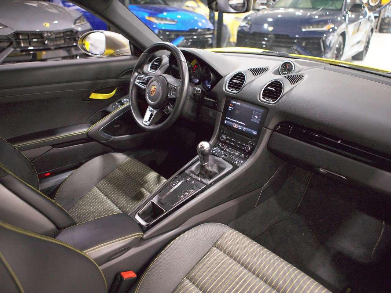2020 Porsche 718 Cayman T Photo