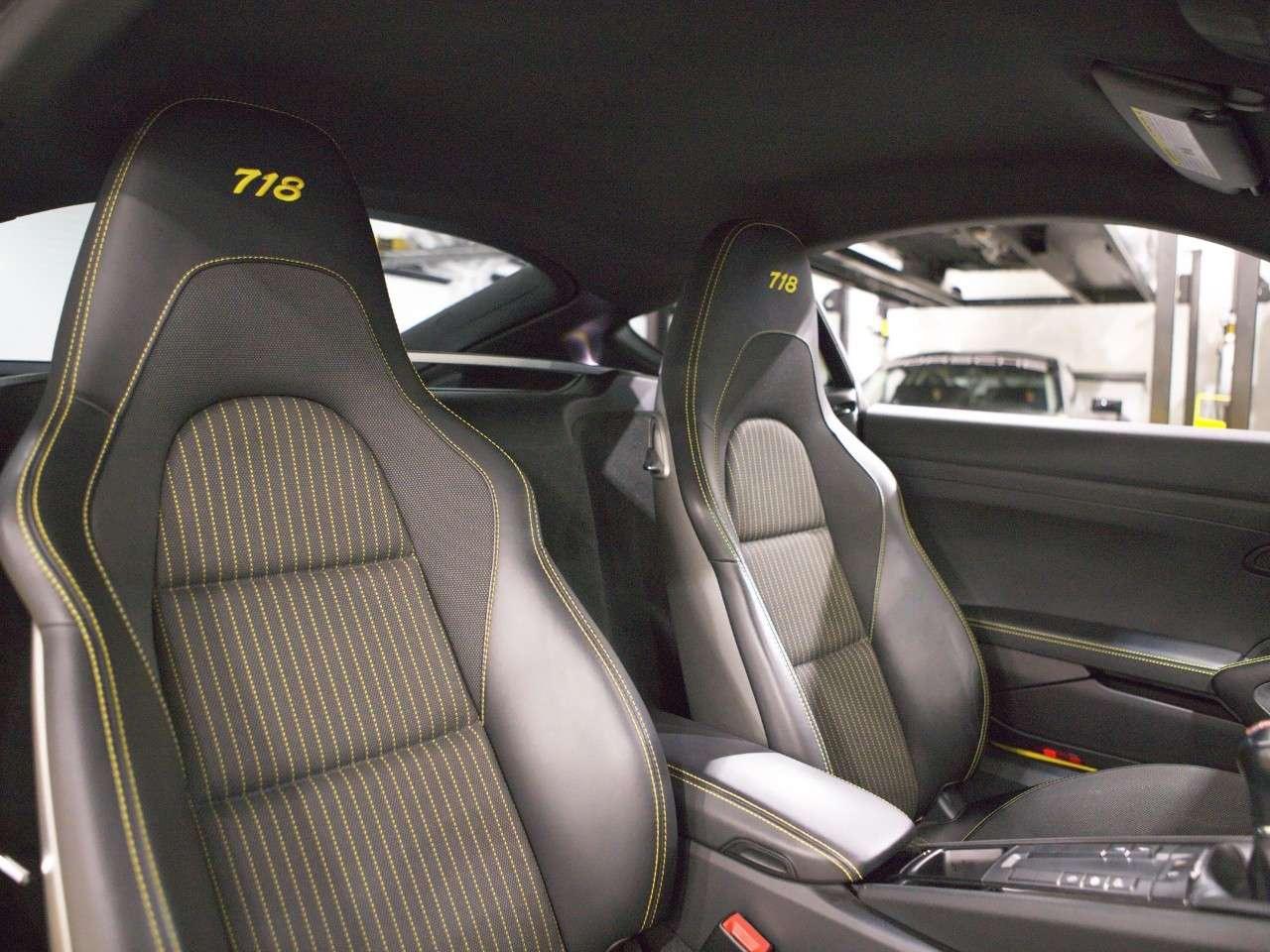 2020 Porsche 718 Cayman T Photo