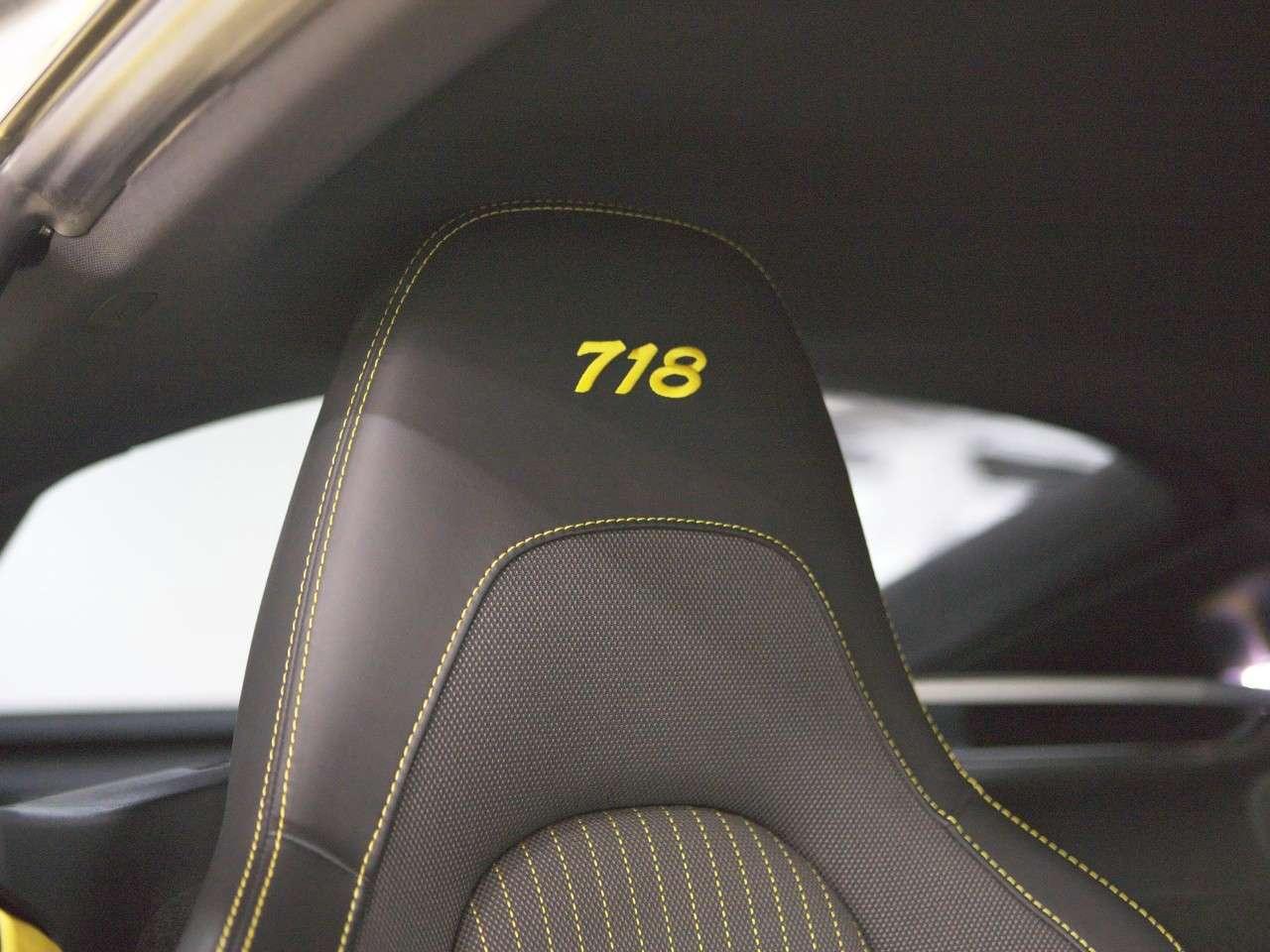 2020 Porsche 718 Cayman T Photo