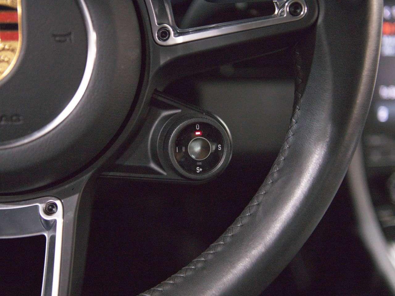 2020 Porsche 718 Cayman T Photo