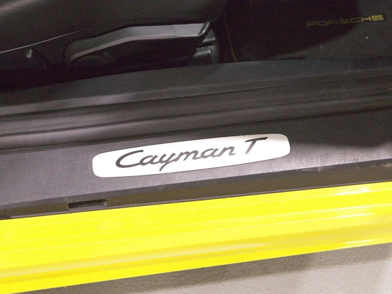 2020 Porsche 718 Cayman T Photo
