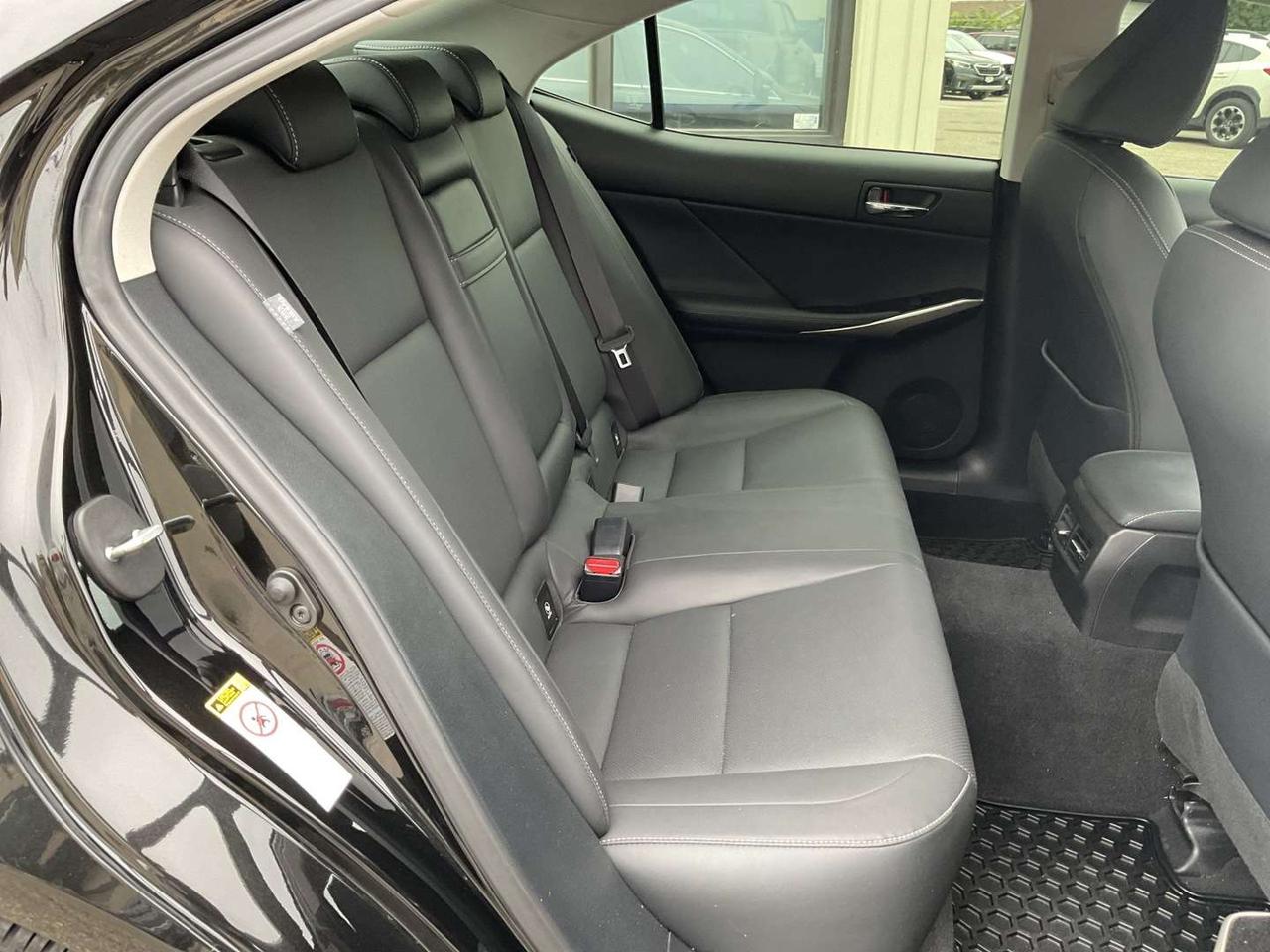 2016 Lexus IS 300 AWD - LEATHER! BACK-UP CAM! COOLED SEATS! SUNROOF! Photo