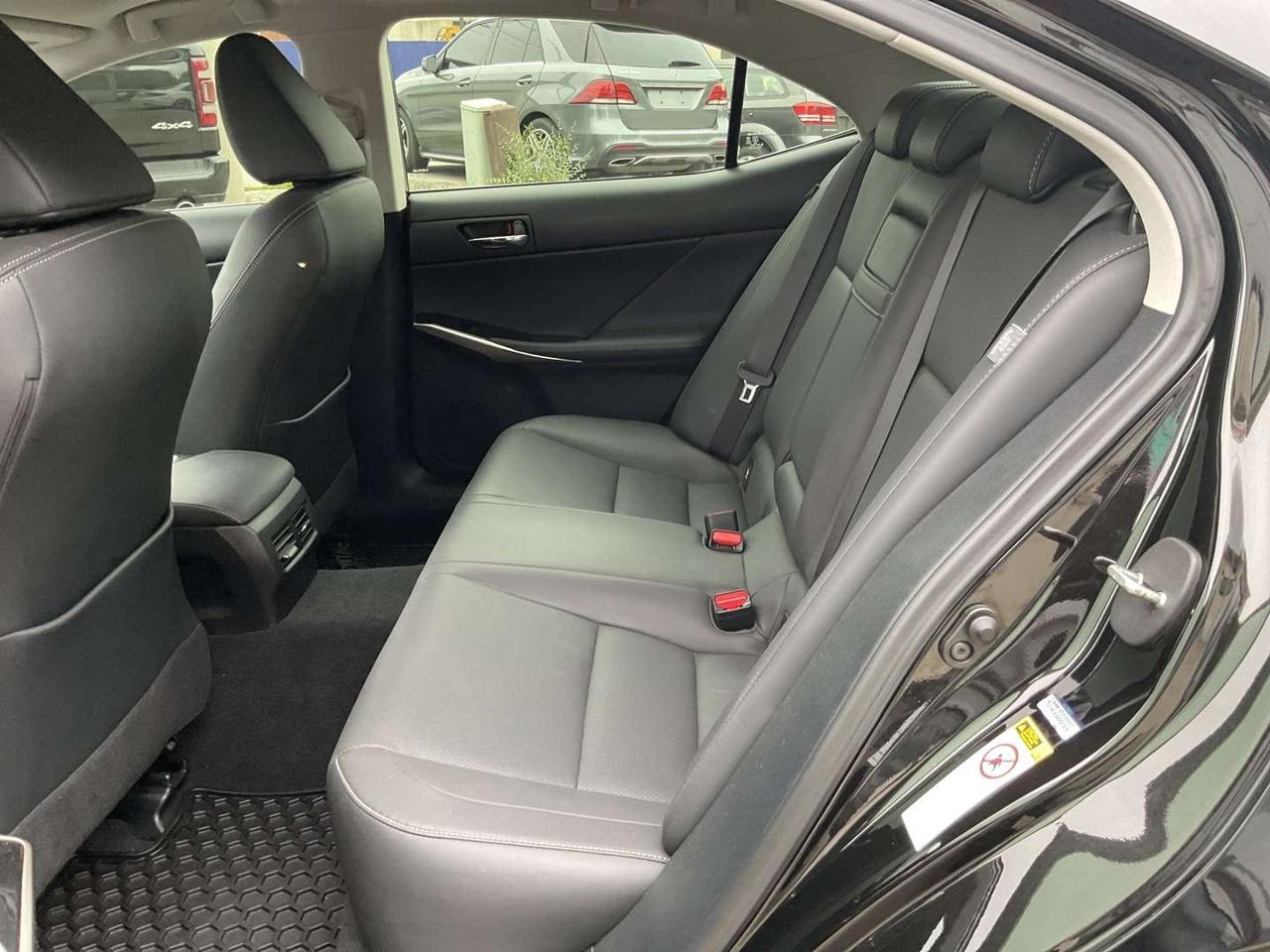 2016 Lexus IS 300 AWD - LEATHER! BACK-UP CAM! COOLED SEATS! SUNROOF! Photo