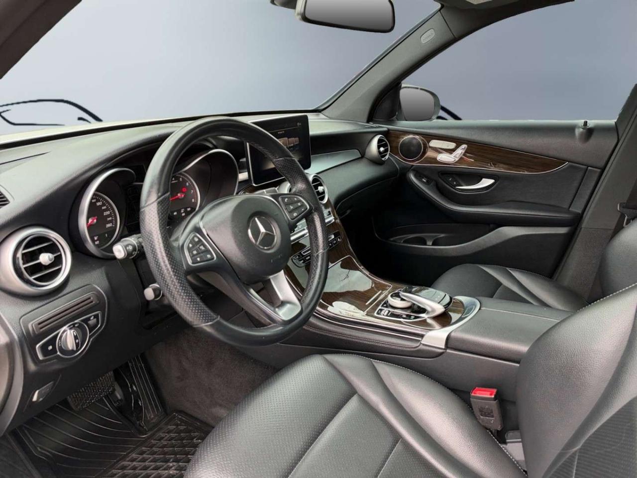 2019 Mercedes-Benz GLC GLC 300 4MATIC AMG PKG * NO ACCIDENTS / DRIVER ASSIST / PANO / Photo