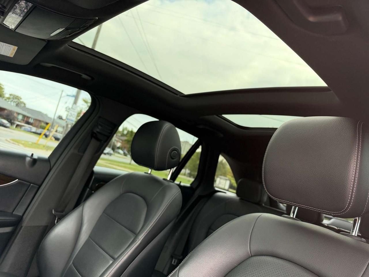 2019 Mercedes-Benz GLC GLC 300 4MATIC AMG PKG * NO ACCIDENTS / DRIVER ASSIST / PANO / Photo