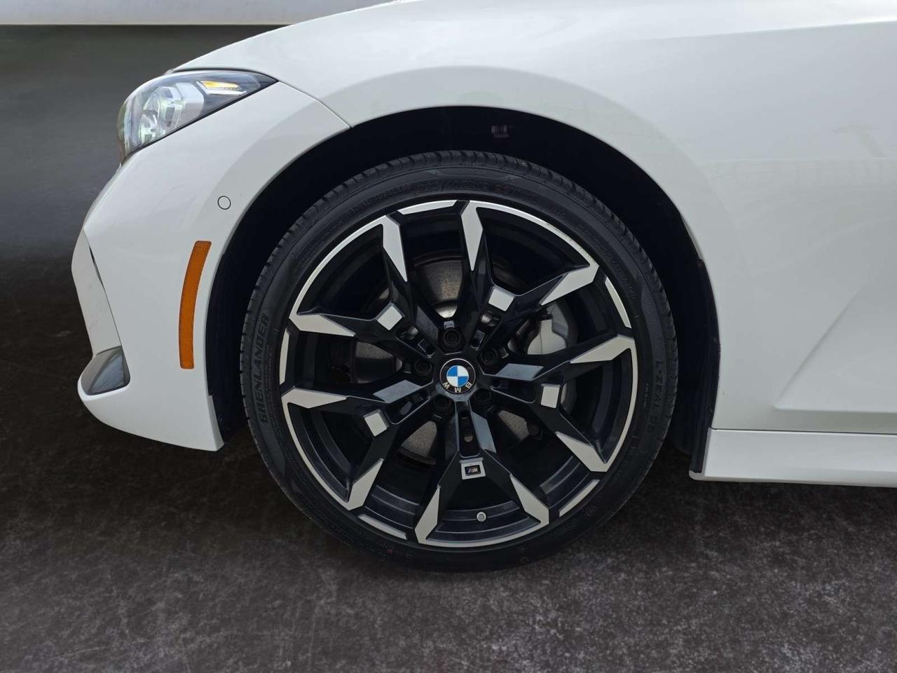 2025 BMW 3 Series 330i xDrive M-SPORT * HUD / DRIVER ASSIST / CARPLAY / CAMERA / ROOF Photo