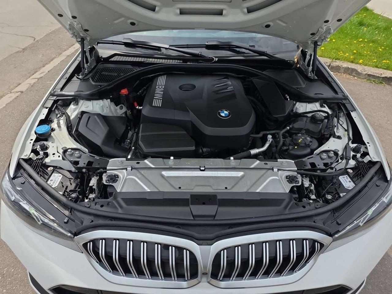 2025 BMW 3 Series 330i xDrive M-SPORT * HUD / DRIVER ASSIST / CARPLAY / CAMERA / ROOF Photo