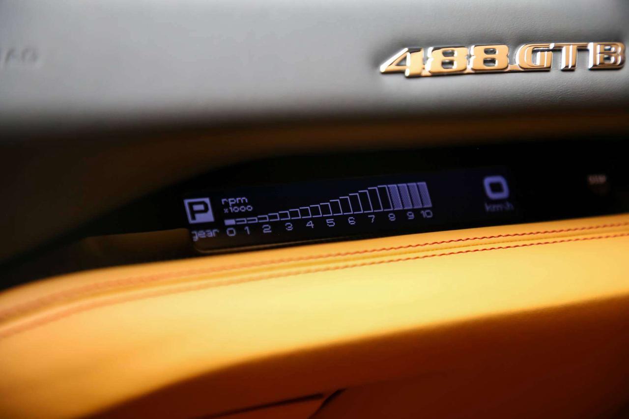 2019 Ferrari 488 GTB V8 CARBONEXT CERAMICBRAKES BEIGEINT NOACCIDENT Photo