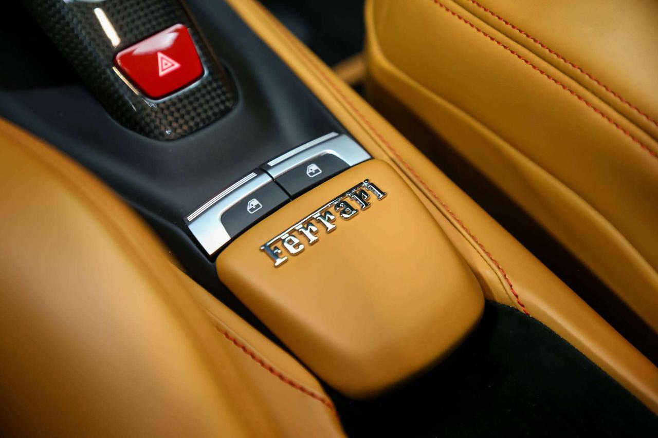 2019 Ferrari 488 GTB V8 CARBONEXT CERAMICBRAKES BEIGEINT NOACCIDENT Photo