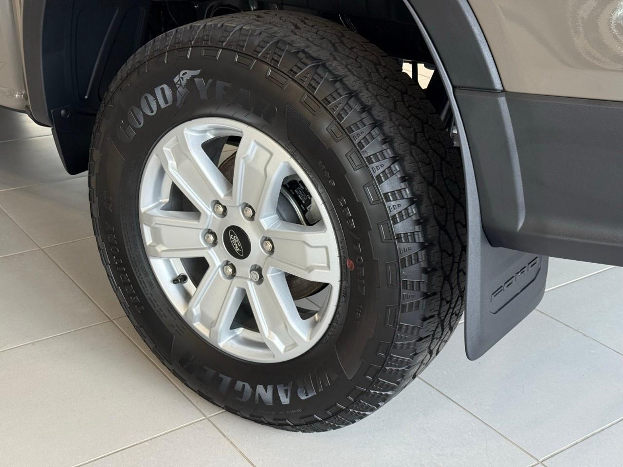 2026 Ford Ranger XL 4WD SuperCrew 5' Box Photo4