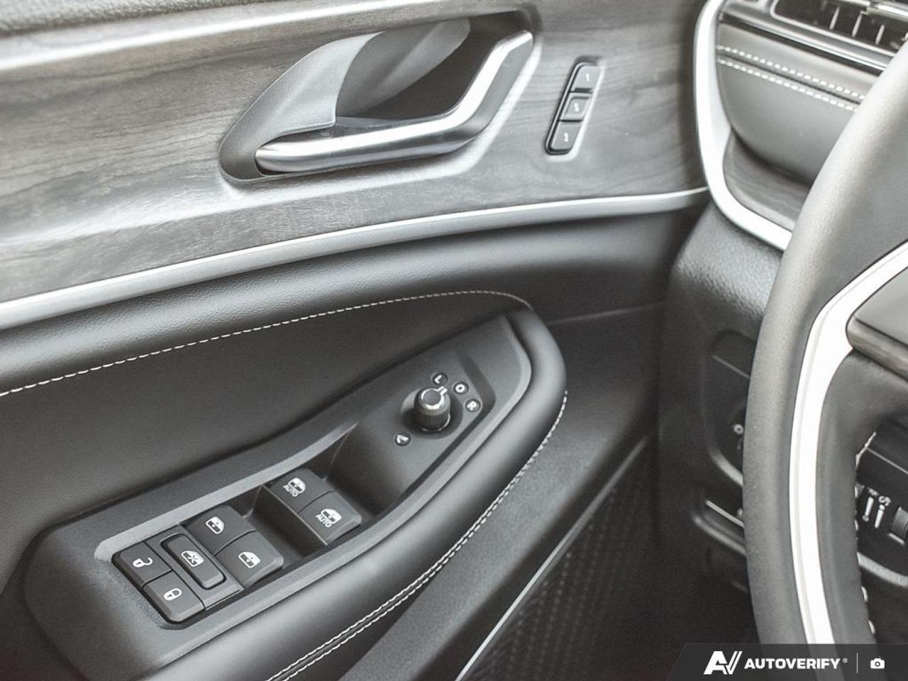 2027 Jeep Grand Cherokee Base 4dr 4x4 Photo