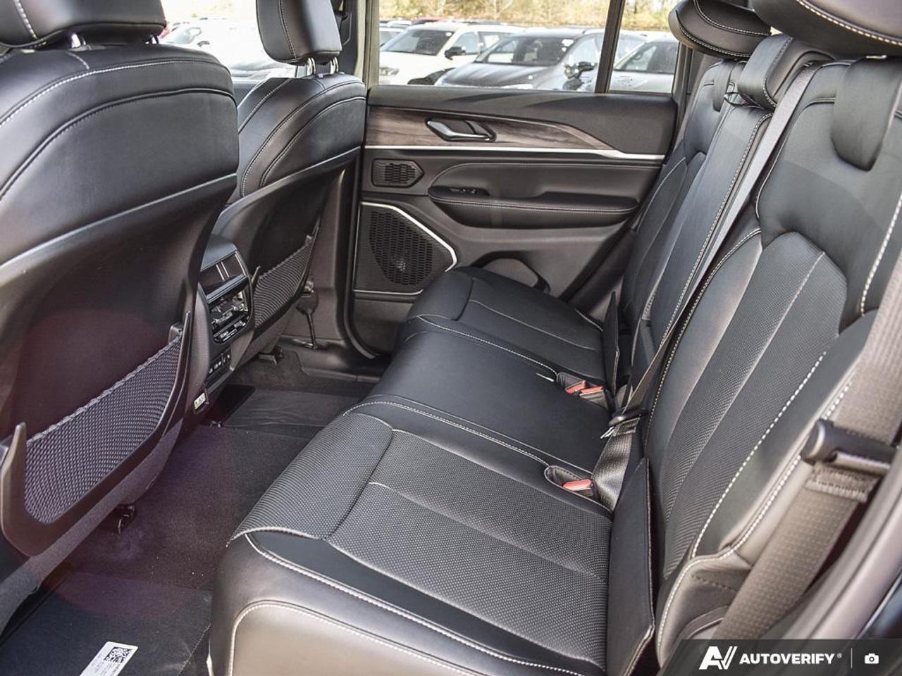 2027 Jeep Grand Cherokee Base 4dr 4x4 Photo