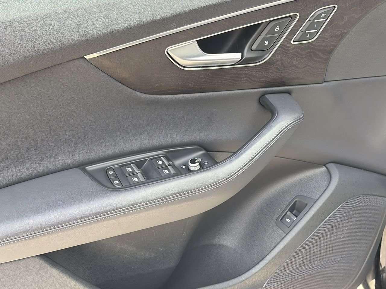 2023 Audi Q7 55 3.0T Progressiv quattro 8sp Tiptronic Alloy Wheels  Sunroof  Leather  3rd Row Seat Photo