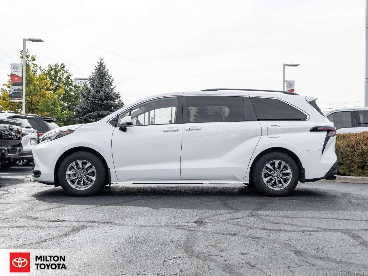 2024 Toyota Sienna HYBRID HEATED STEERING HEATED SEATS BLIND SPOT TCUV LE 8-Passenger Photo2