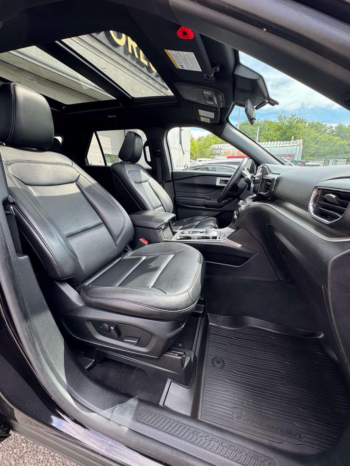 2020 Ford Explorer XLT 4WD Photo