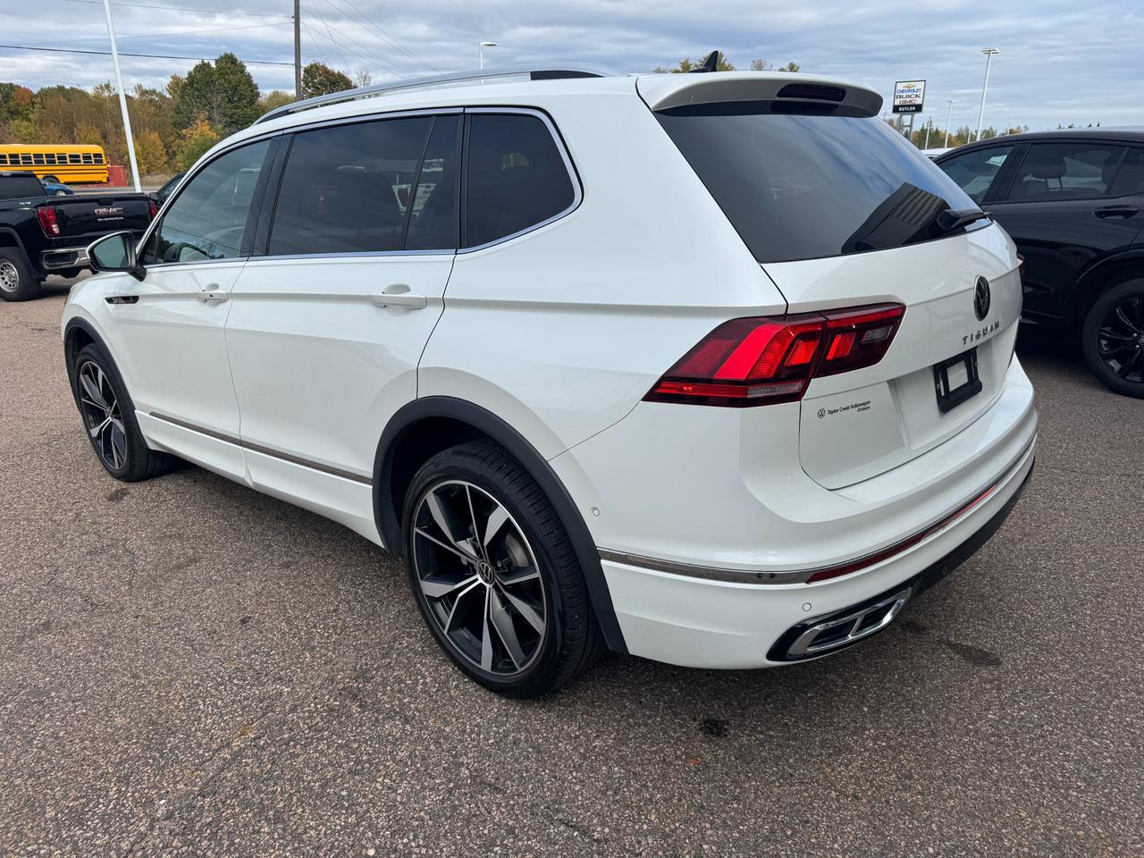 2024 Volkswagen Tiguan Highline R-LINE 4dr All-wheel Drive 4MOTION Photo