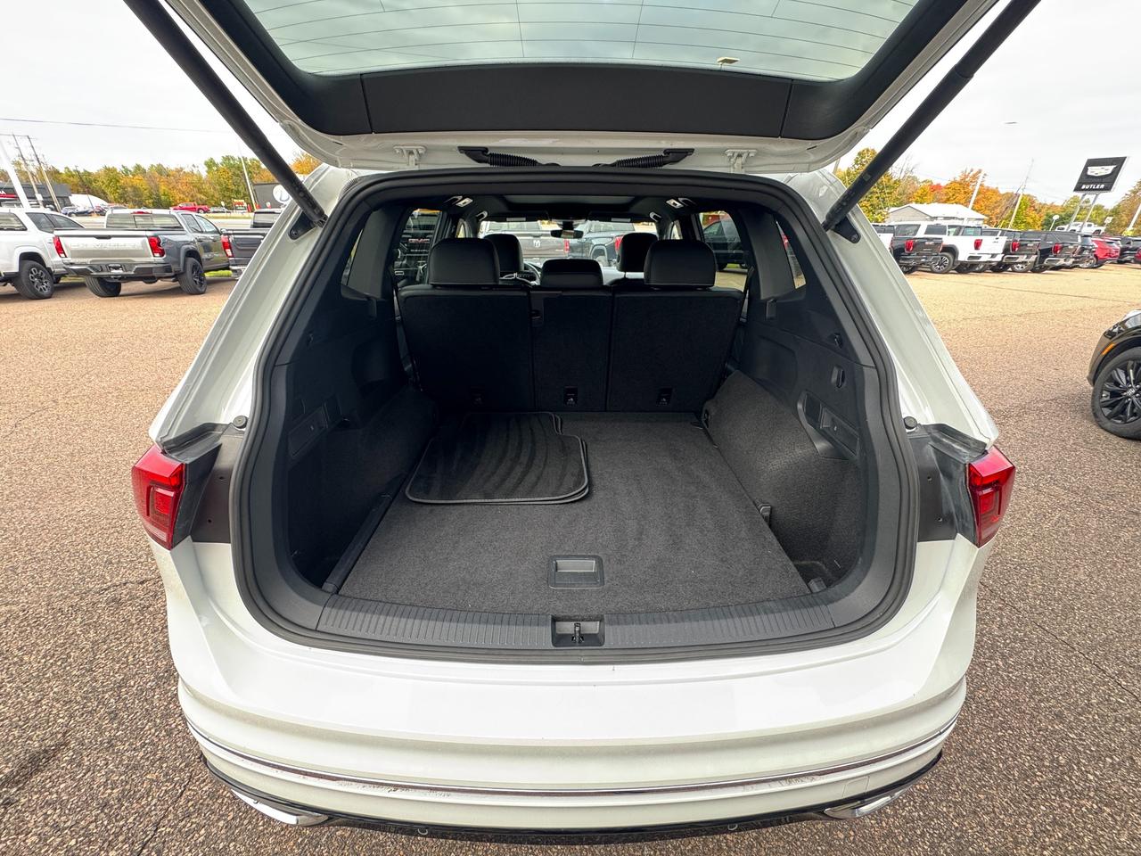2024 Volkswagen Tiguan Highline R-LINE 4dr All-wheel Drive 4MOTION Photo