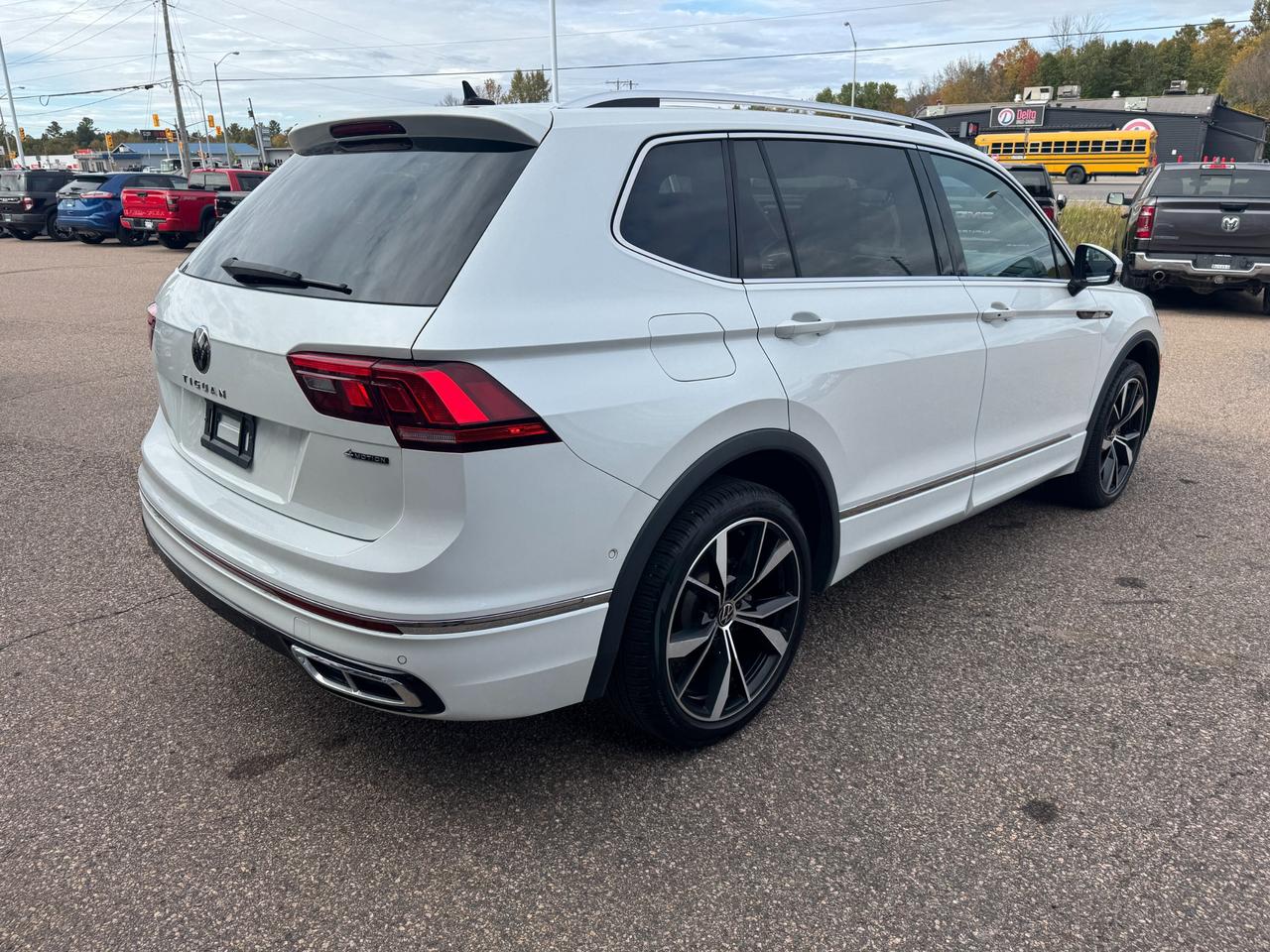 2024 Volkswagen Tiguan Highline R-LINE 4dr All-wheel Drive 4MOTION Photo