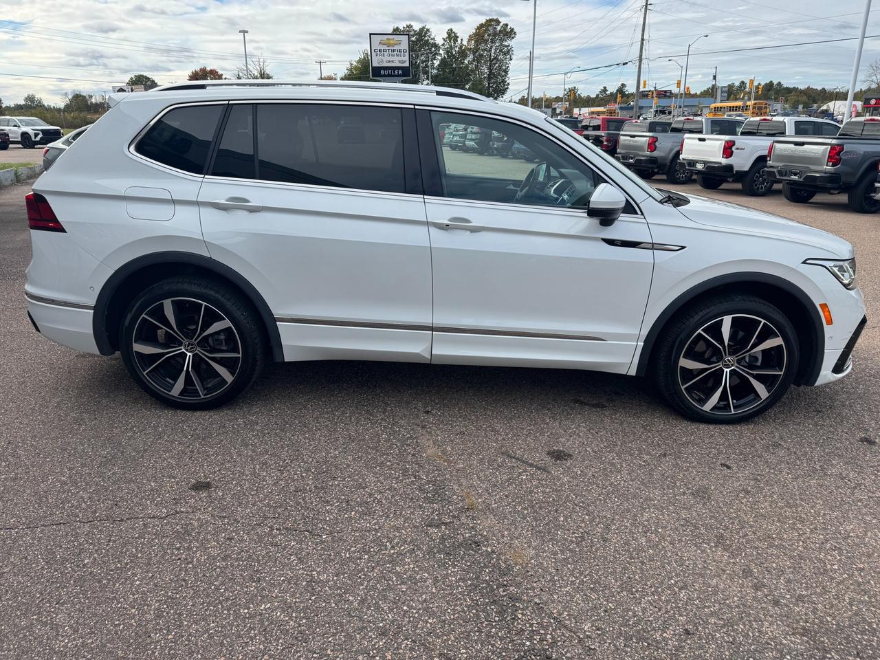 2024 Volkswagen Tiguan Highline R-LINE 4dr All-wheel Drive 4MOTION Photo