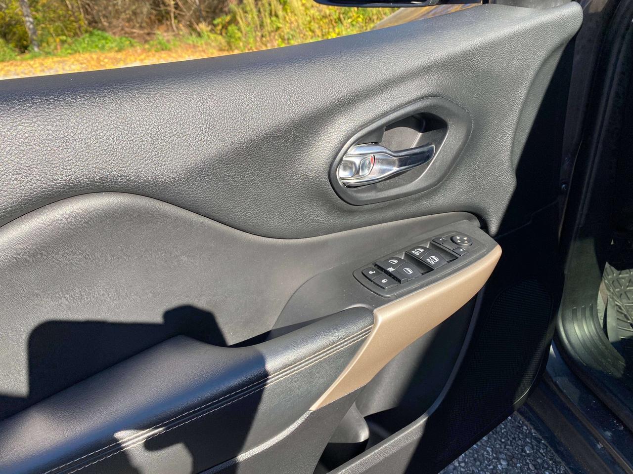 2017 Jeep Cherokee LIMITED, SOLD AS IS, NOT INSPECTED FOR SAFETY! Photo