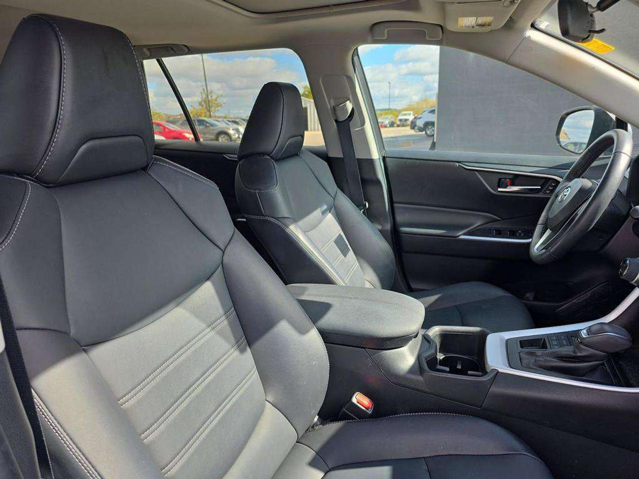 2022 Toyota RAV4 XLE Premium   LEATHER MEM.SEATS S.ROOF 7.1L/100KM Photo