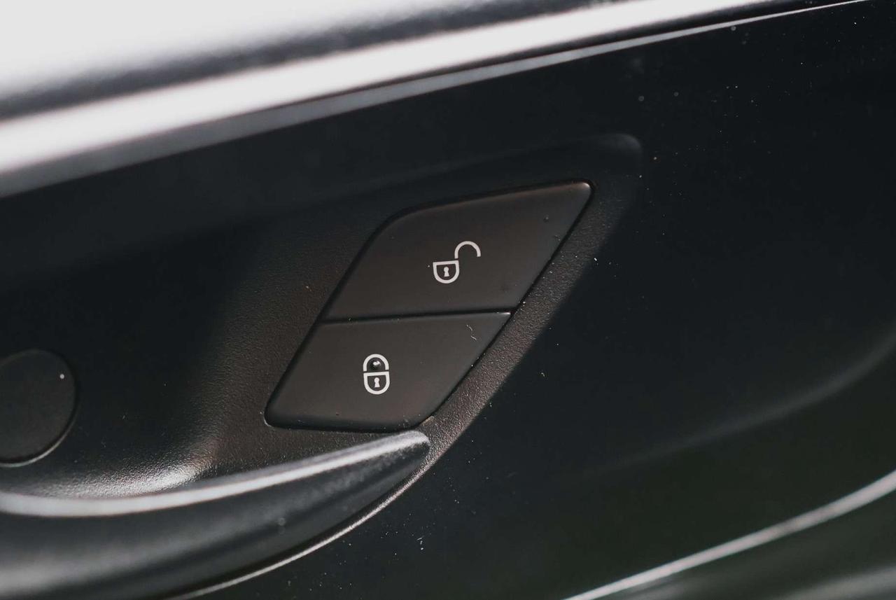 2021 Mercedes-Benz Metris Passenger Van 2021 Mercedes-Benz Metris CARGO VAN/B CAM/CRUISE CONTROL/CARPLAY/BLUETOOOTH/P WINDOWS & MIRRORS/AUTO HEADLIGHTS Photo