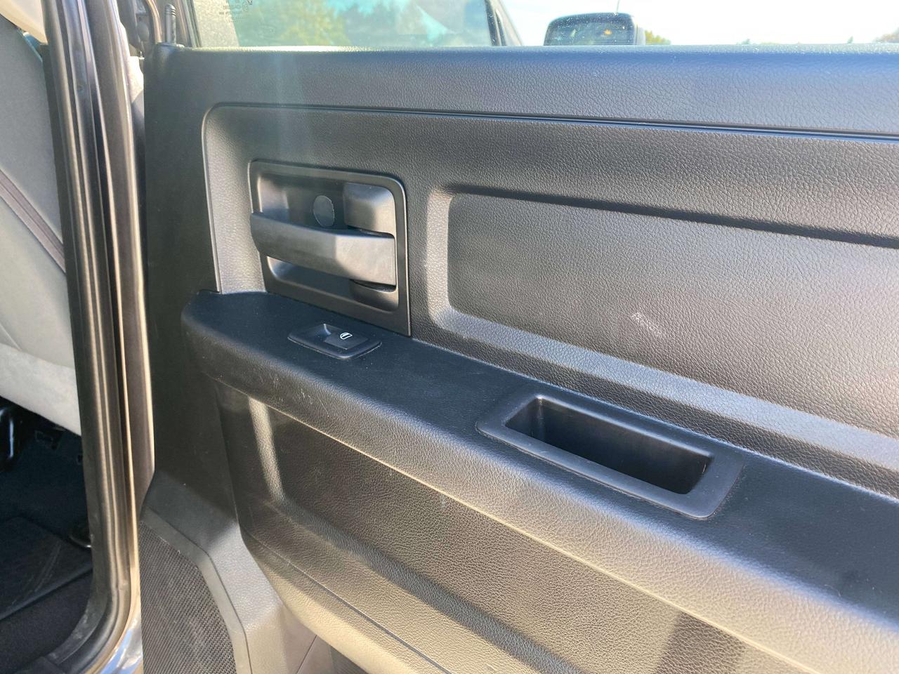 2020 RAM 1500 EXPRESS, 4X4, CLEAN CARFAX,REMOTE START, 5.7L! Photo