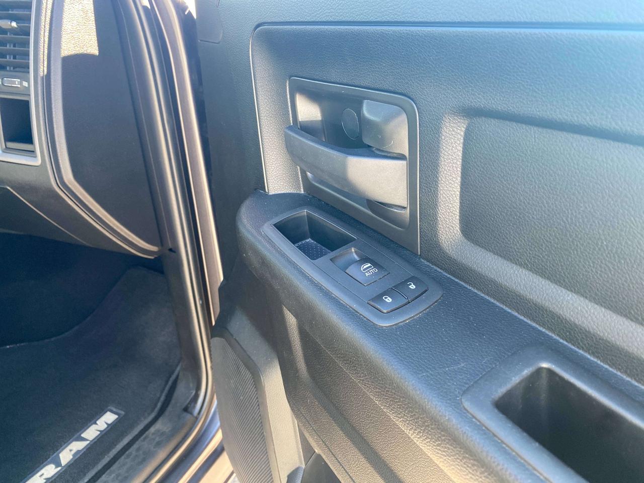 2020 RAM 1500 EXPRESS, 4X4, CLEAN CARFAX,REMOTE START, 5.7L! Photo
