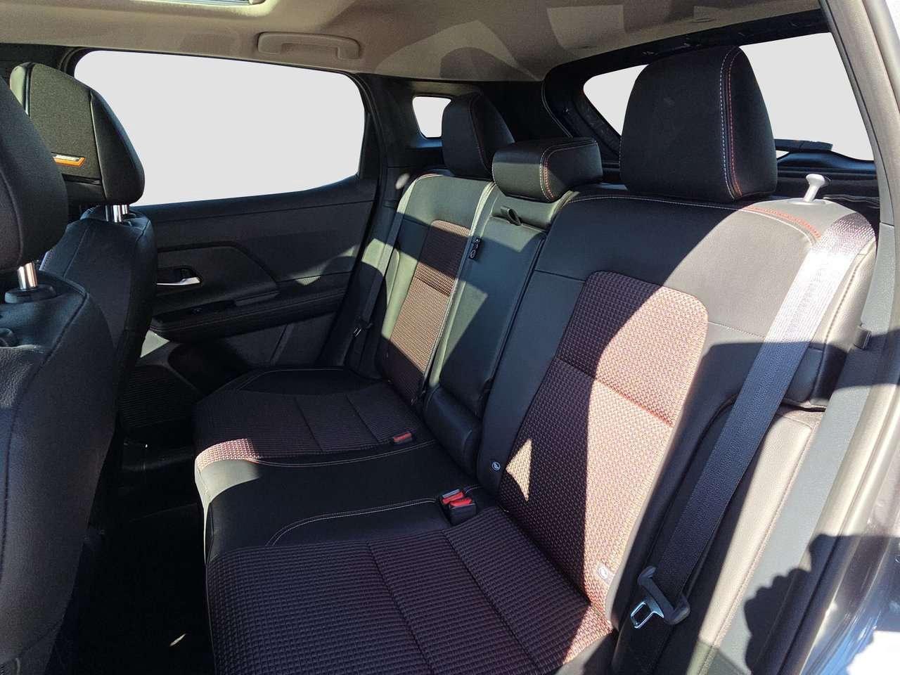 2025 Nissan Kicks SR Photo