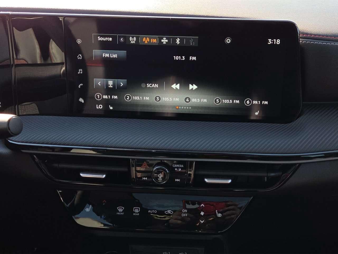 2025 Nissan Kicks SR Photo