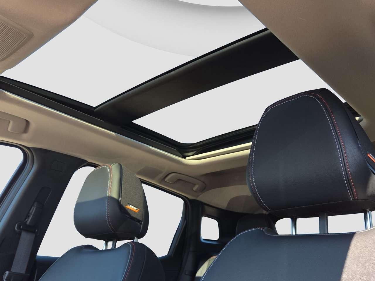 2025 Nissan Kicks SR Photo