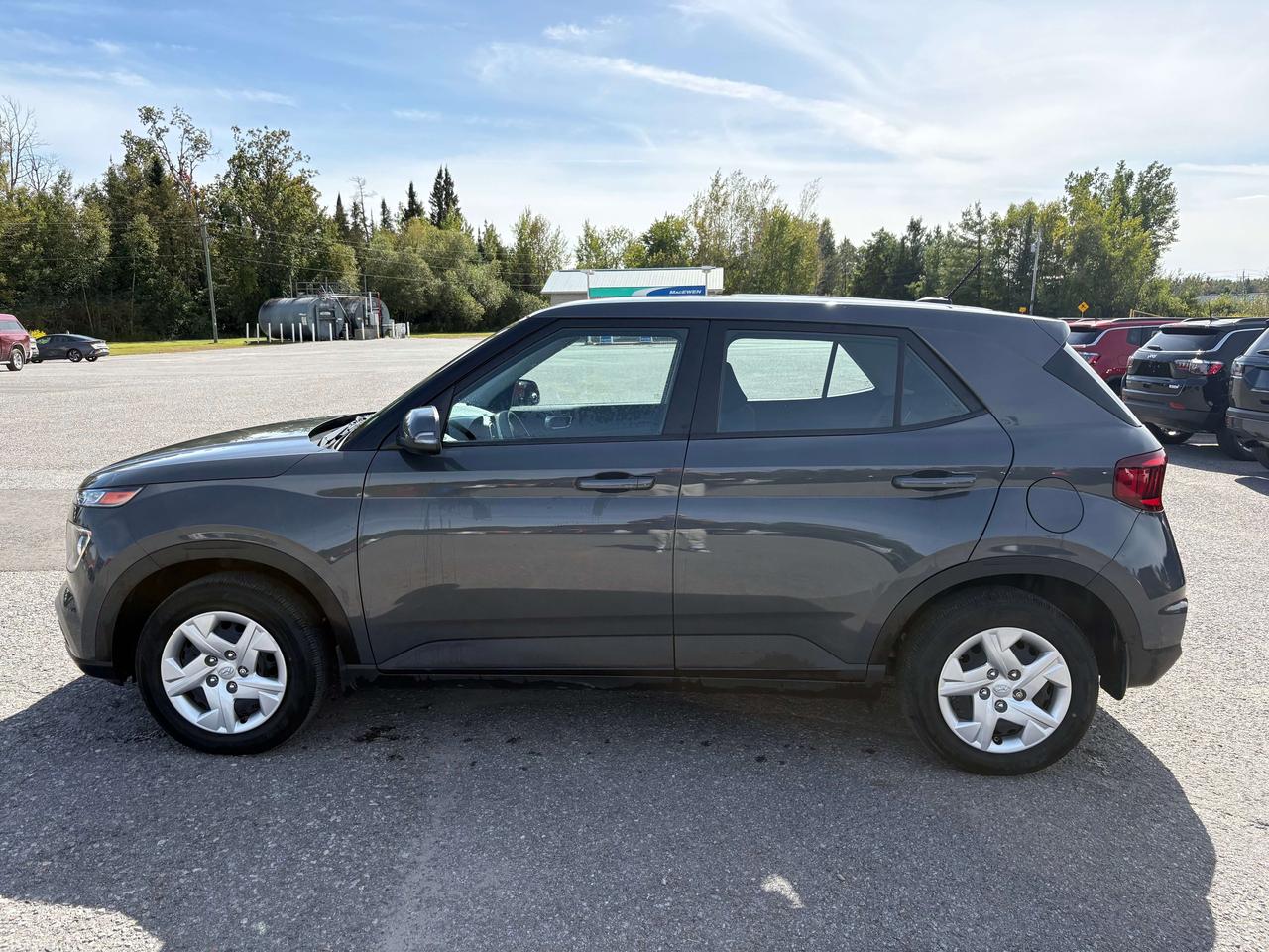 2023 Hyundai Venue Essential - htd seat Photo4