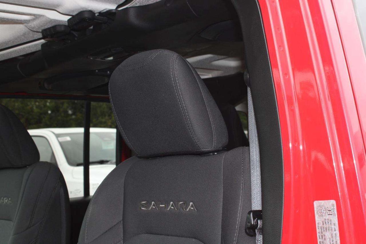 2021 Jeep Wrangler Sahara Unlimited 4x4  SiriusXM SideSteps ReverseCa Photo
