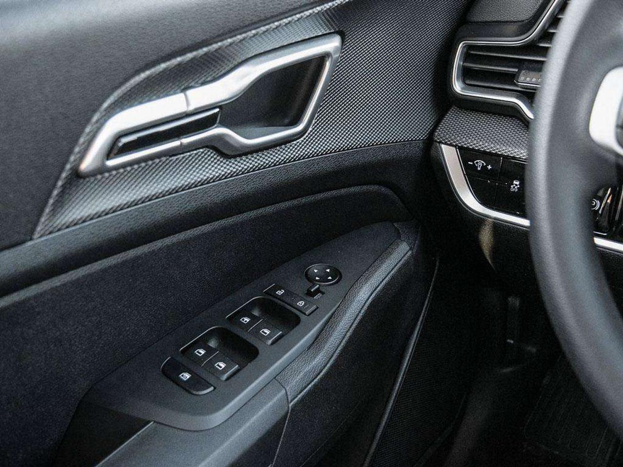 2023 Kia Sportage LX   Heated Seats   Apple CarPlay   Keyless Entry Photo