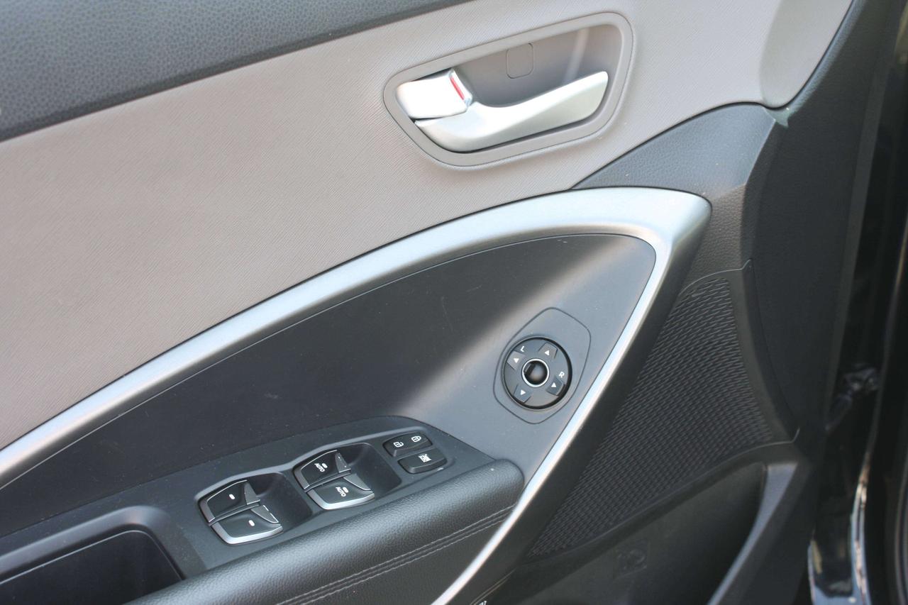 2017 Hyundai Santa Fe 2.4L Photo