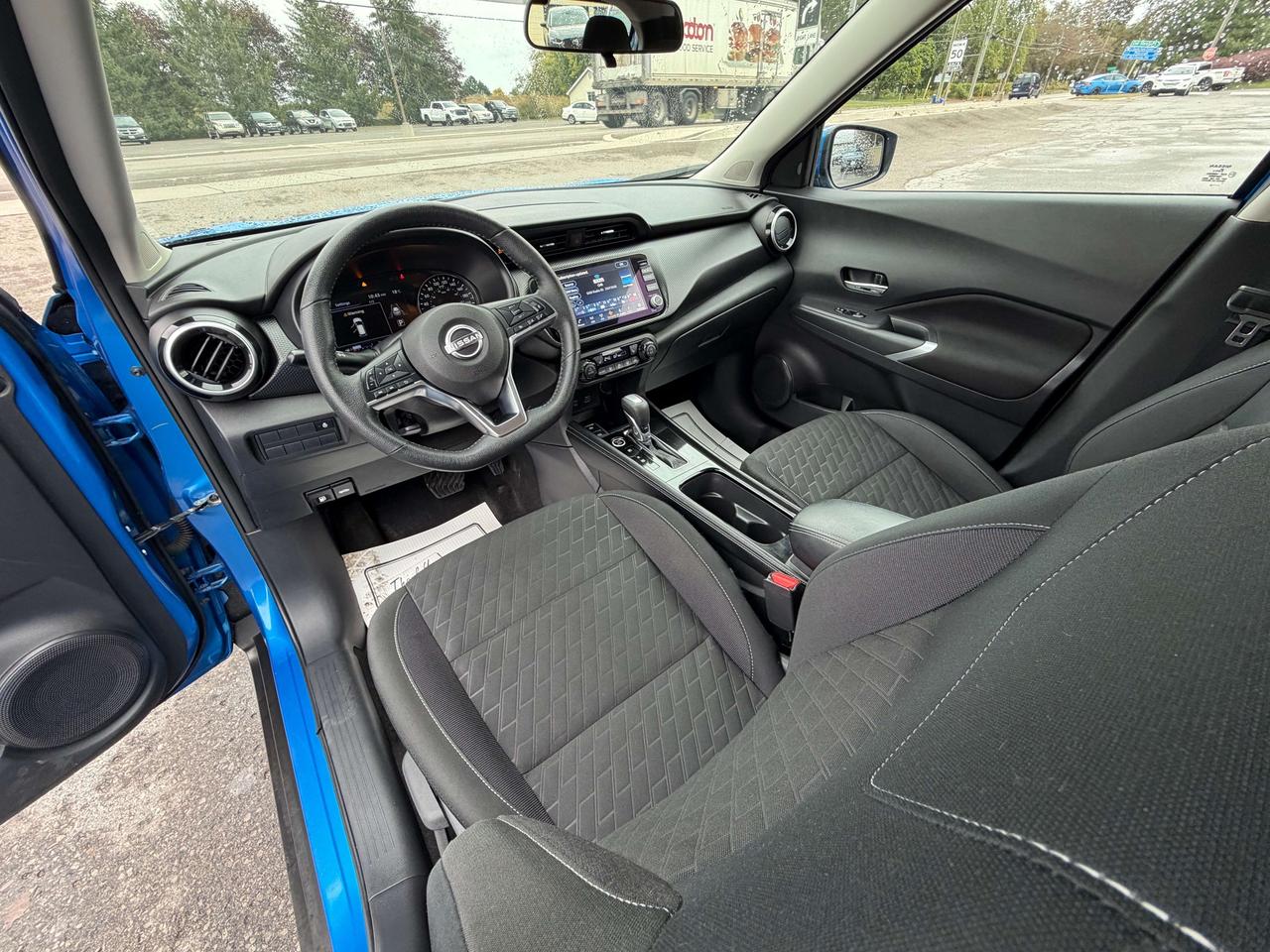 2025 Nissan Kicks SV/HEATED SEATS/BACK UP CAM/CALL PICTON Photo
