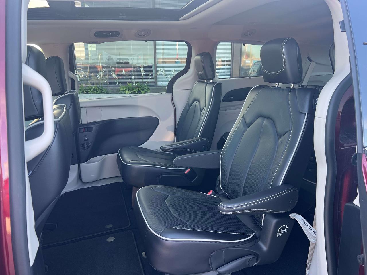 2023 Chrysler Pacifica Limited *NAVI *SUN *SAFETY *LTHR *360CAM *PWR DOOR Photo