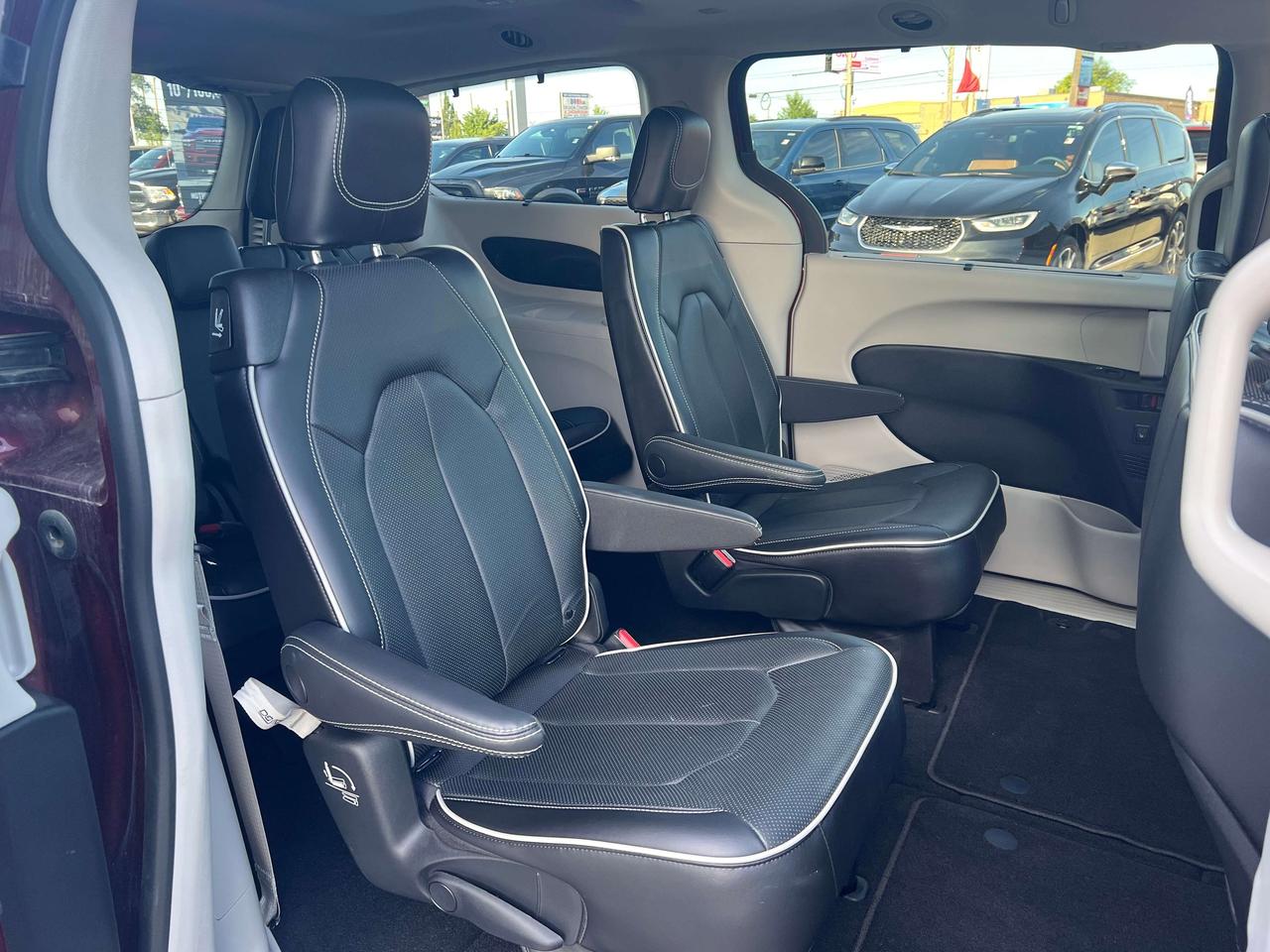 2023 Chrysler Pacifica Limited *NAVI *SUN *SAFETY *LTHR *360CAM *PWR DOOR Photo