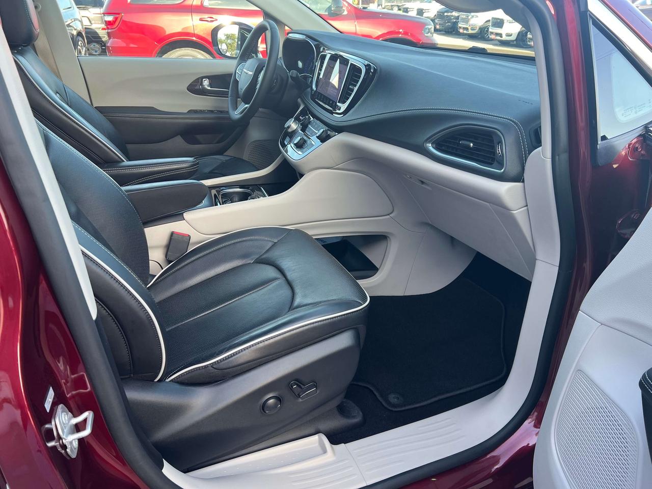 2023 Chrysler Pacifica Limited *NAVI *SUN *SAFETY *LTHR *360CAM *PWR DOOR Photo