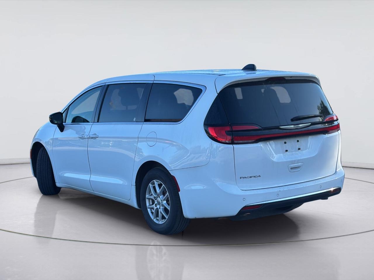 2024 Chrysler Pacifica Blind Spot, Adaptive Cruise, Stow 'N Go, Heat Seat Photo