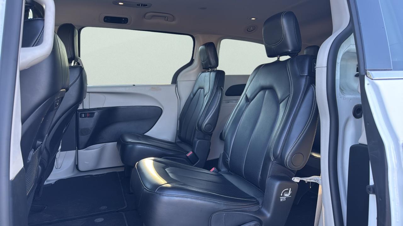 2024 Chrysler Pacifica Blind Spot, Adaptive Cruise, Stow 'N Go, Heat Seat Photo