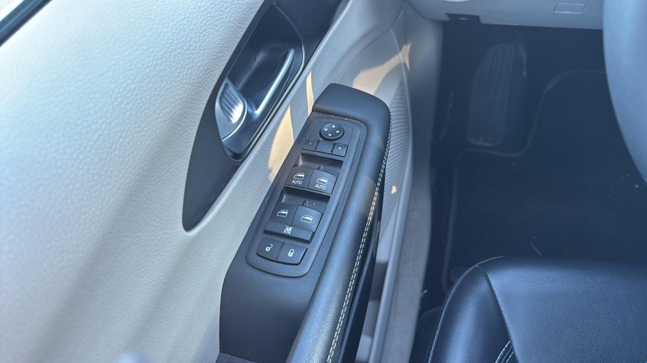2024 Chrysler Pacifica Blind Spot, Adaptive Cruise, Stow 'N Go, Heat Seat Photo