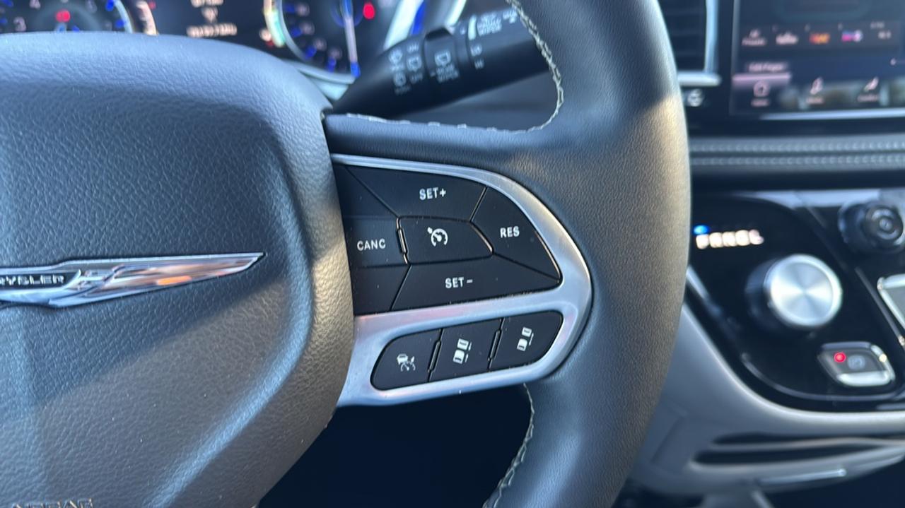 2024 Chrysler Pacifica Blind Spot, Adaptive Cruise, Stow 'N Go, Heat Seat Photo