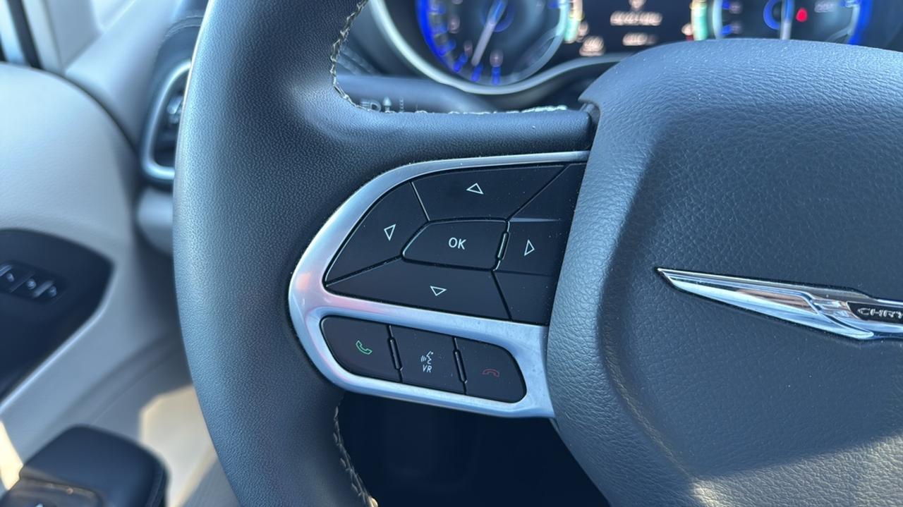 2024 Chrysler Pacifica Blind Spot, Adaptive Cruise, Stow 'N Go, Heat Seat Photo