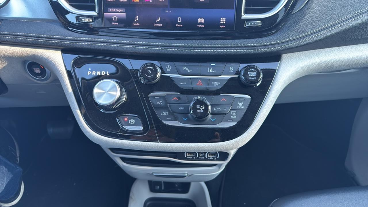 2024 Chrysler Pacifica Blind Spot, Adaptive Cruise, Stow 'N Go, Heat Seat Photo