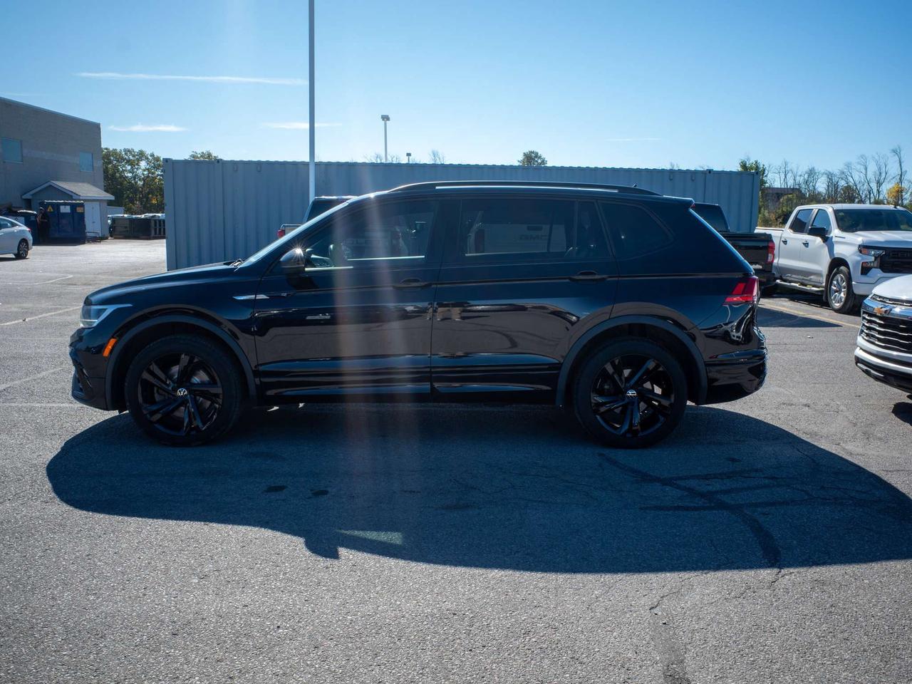 2024 Volkswagen Tiguan Comfortline R-Line Black Edition - Rain Sensing Wipers Photo