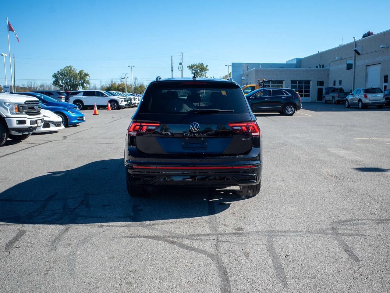 2024 Volkswagen Tiguan Comfortline R-Line Black Edition - Rain Sensing Wipers Photo