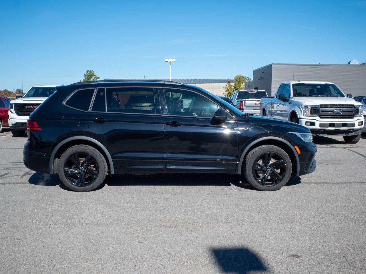 2024 Volkswagen Tiguan Comfortline R-Line Black Edition - Rain Sensing Wipers Photo