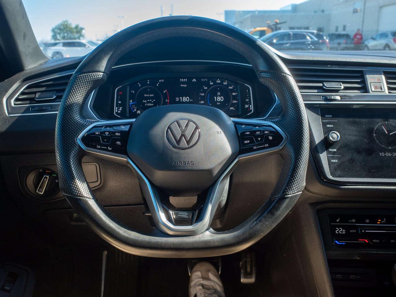 2024 Volkswagen Tiguan Comfortline R-Line Black Edition - Rain Sensing Wipers Photo